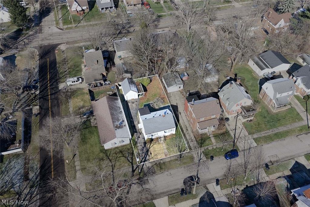 Photo of 586 Lindell Street, Akron, OH 44305 (MLS # 5196179)