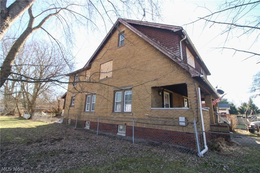 Photo of 2226 Mahoning Avenue, Warren, OH 44483 (MLS # 5189377)