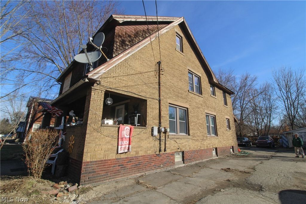 Photo of 2226 Mahoning Avenue, Warren, OH 44483 (MLS # 5189377)