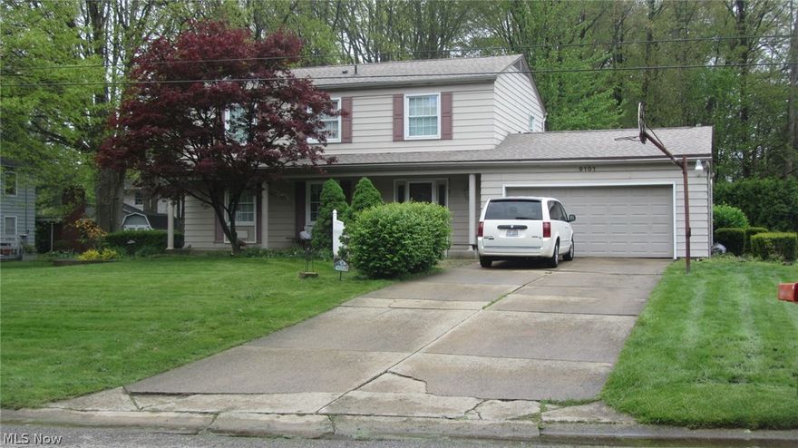 Spacious 4 bedroom, 2.5 bath Colonial in a great Howland neighborhood. Highlights include formal living & dining rooms, large country kitchen, family room with fireplace, 11 x 10 first-floor laundry room and covered patio. Plus, full basement, two-car garage and central vac.  The perfect family home!