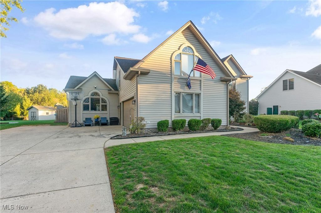 Photo of 2319 Hunters Ridge, Boardman, OH 44512 (MLS # 5165758)