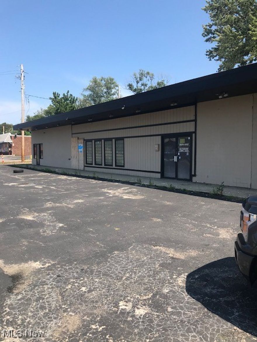 Many possibilities for this 3600sq building. formally. a restaurant lounge. new roof. summit all resemble offers