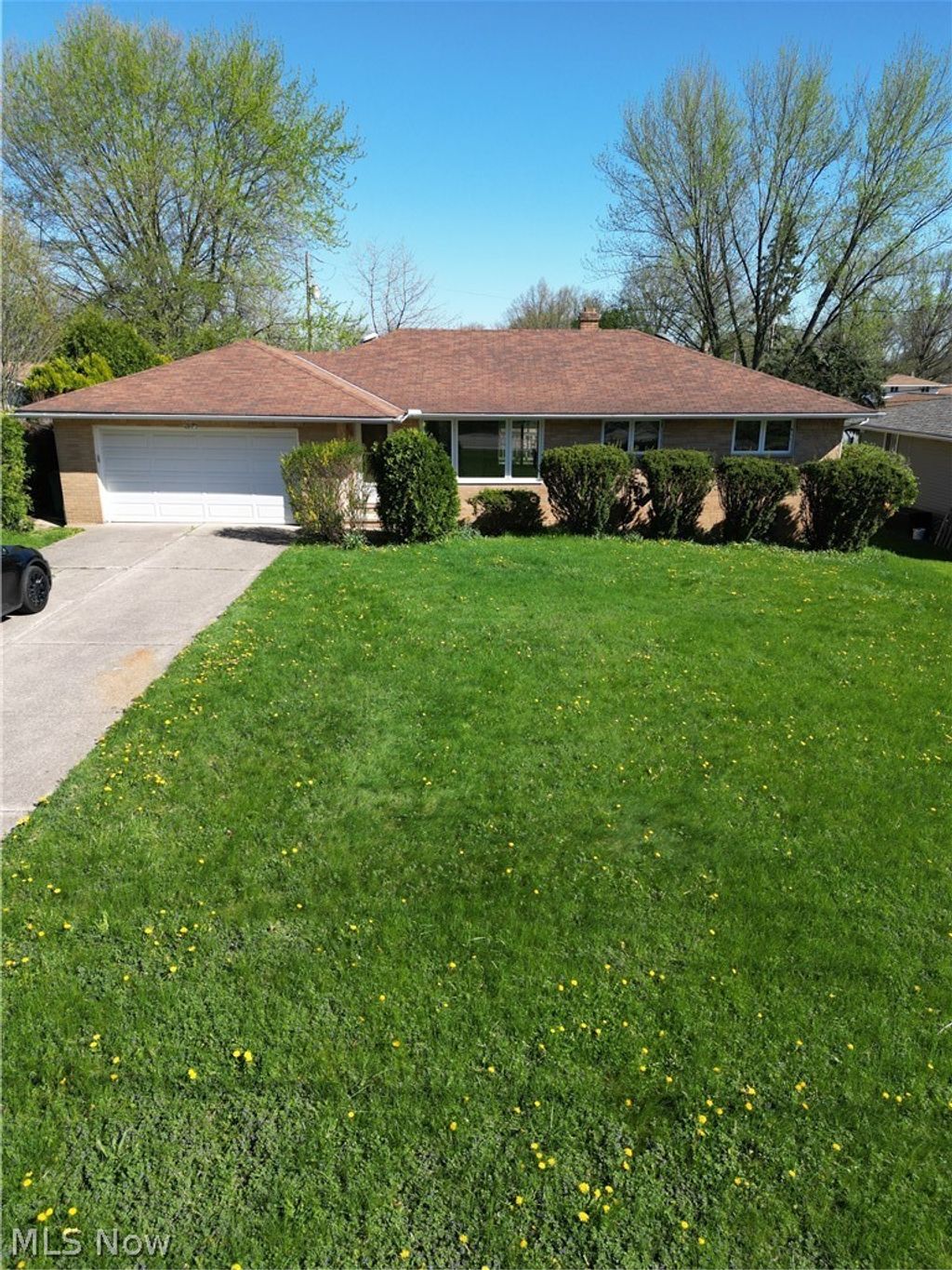 Photo of 333 E Ridgewood Drive, Seven Hills, OH 44131 (MLS # 5192222)