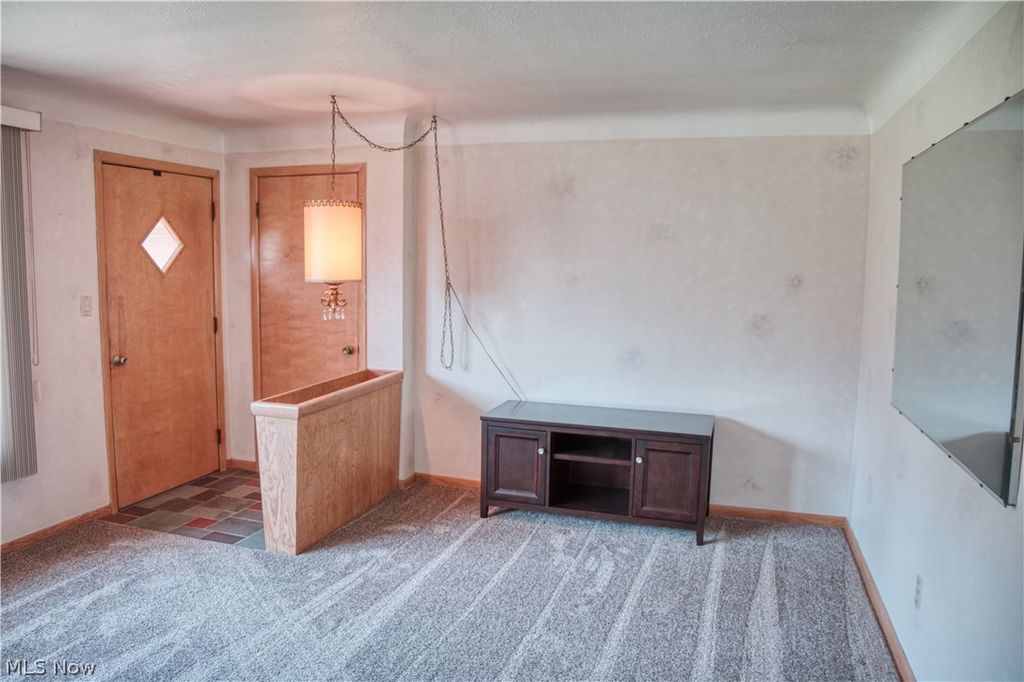 Photo of 333 E Ridgewood Drive, Seven Hills, OH 44131 (MLS # 5192222)