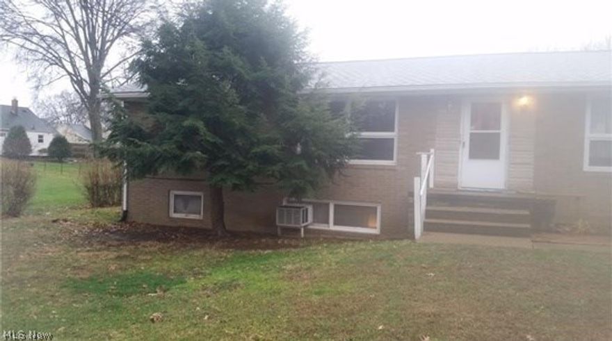 Charming 2 bed, 1 bath unit available in a triplex. Close to shopping and freeway. Sorry NO PETS allowed. Tenant pays ELEC & GAS. $25 NON-REFUNDABLE fee required. Criminal and Background check included.