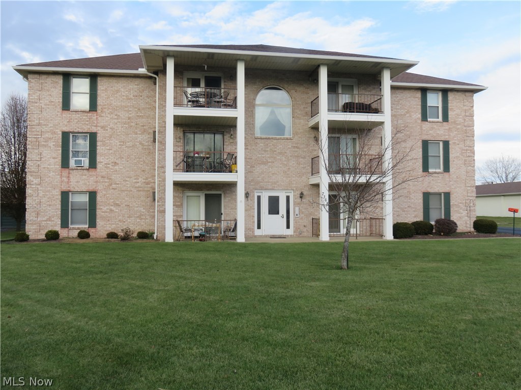 LOOK... A 2 Bedroom Condo just waiting for you! Kitchen with ceramic tile, secure garage and more.. CALL NOW!!!