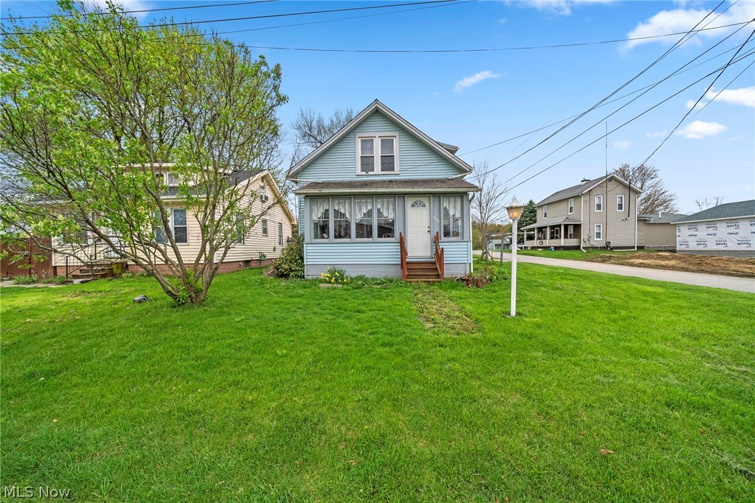 WEST BRANCH SCHOOLS, CORNER LOT, ENCLOSED FRONT PORCH, CUTE KITCHEN, FORMAL DINING ROOM, SPACIOUS LIVING ROOM, UPSTAIRS 2 BEDROOMS AND 1 FULL BATH, LAUNDRY IN BASEMENT. COME TAKE A LOOK AT THIS VERY AFFORDALBE HOME. AND MAKE IT YOUR OWN....
ALL SIZES , AGES, AND SQUARE FEET ESTIMATED.