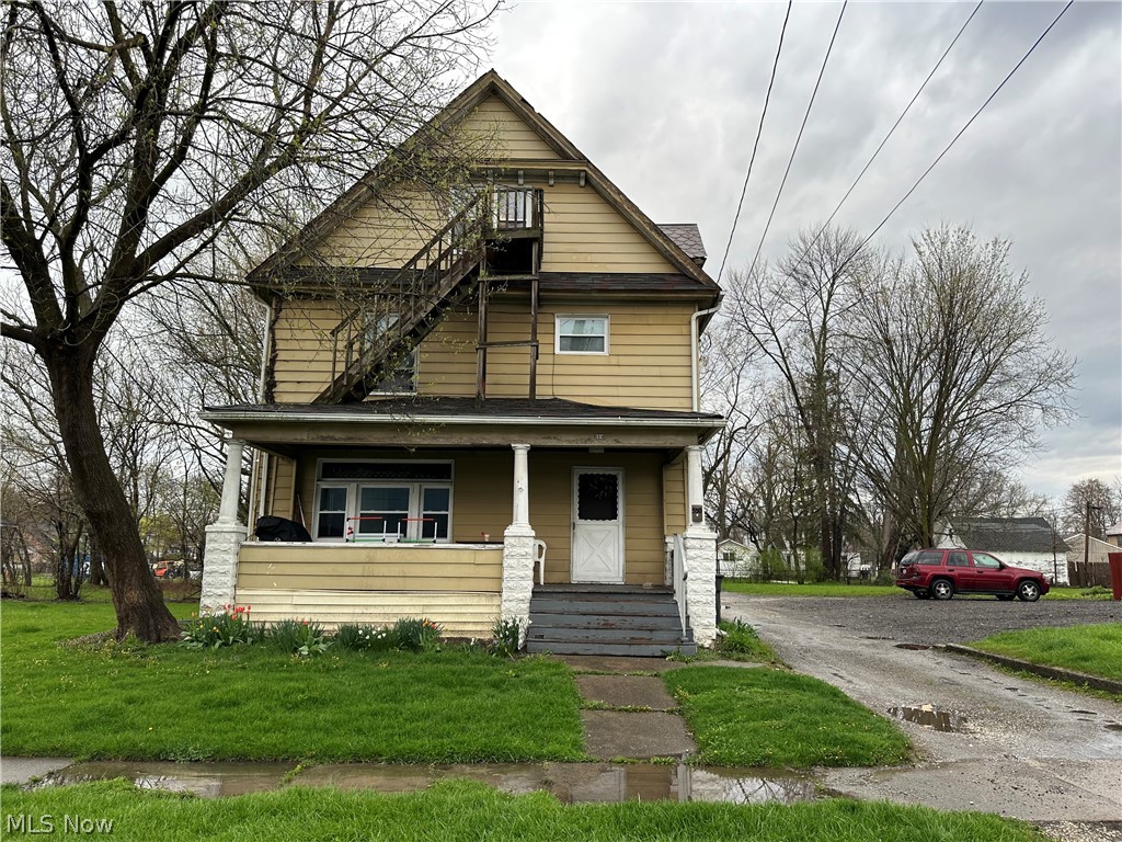 Prime Investment Opportunity: Warren Triplex with Adjacent House
Welcome to this exceptional triplex property located in Warren, Ohio, boasting three fully rented units and an additional rented house next door, totaling four income-producing units.
With the owner covering utilities for the triplex and tenants responsible for utilities in the house, this property offers a convenient and efficient rental arrangement.
Adding to its appeal, the property features ample parking options including a parking lot adjacent to the building and a detached parking area, ensuring convenience for both tenants and guests.
This well-maintained property presents a lucrative investment opportunity, currently generating over $3,000 in monthly income before expenses.
Don't miss the chance to capitalize on this outstanding investment property in Warren—schedule a viewing today and secure your future income stream!