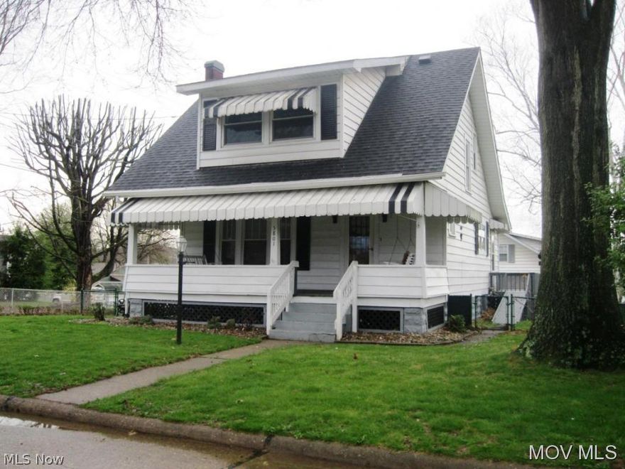 Adorable 1 1/2 story has nicely sized kitchen with breakfast nook, 1st floor full bath, wonderful covered front porch and fenced yard with mature flowers and landscaping. Large closets for bedrooms and pantry in kitchen. Home has newer roof and replacement windows.  Elem: Greenmont Elementary  Elem/Bus: N  JrHigh: Jackson Jr. High School  JrHigh/Bus: Y  High: Parkersburg High  High/Bus: Y  Fire: CIT  Police: CTY  PossFreeGas: N  ;SQFT=Fin L1:788, Fin L2:624, Fin Above:1412, Fin Total:1412, Unfin Above:624;GAR= 1 Car Det;PRKG= Off Street, Parking Pad