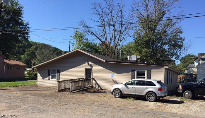 Absolute auction, all sells to the highest bidder on location: THURSDAY – OCTOBER 15, 2105 – 12 NOON 2400 Sq Ft Commercial Building - “Restaurant” with Some Equipment – Sells As A Unit – Adaptable to Multitude of Uses – Village of Salineville – All Utilities TERMS ON REAL ESTATE: 10% down auction day, balance due at closing. Buyer's premium of 10% to be added to the final bid to establish the purchase price. Any desired inspections must be made prior to bidding. All information contained herein was derived from sources believed to be correct. Information is believed to be accurate but not guaranteed.