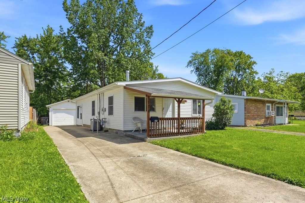 Photo of 176 Clinton Avenue, Elyria, OH 44035 (MLS # 5213522)