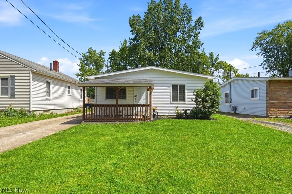 Photo of 176 Clinton Avenue, Elyria, OH 44035 (MLS # 5213522)
