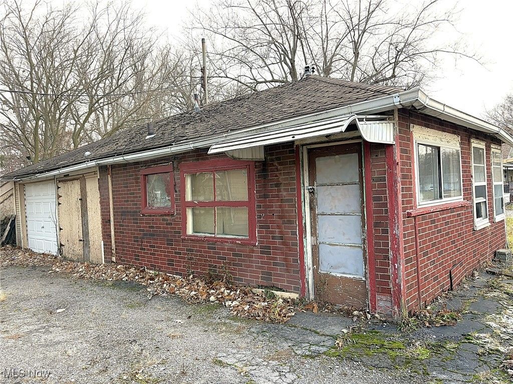 Photo of 401 Ewing Avenue, Lima, OH 45801 (MLS # 5184368)