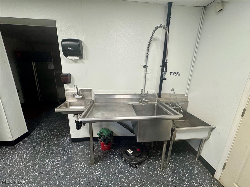 City/Canton - Commercial Sale