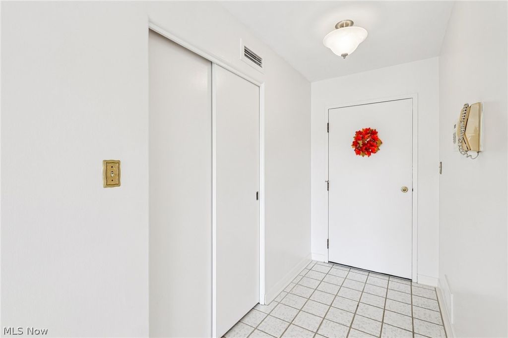 Photo of 275 N Portage Path Path #7g, Akron, OH 44303 (MLS # 5192384)