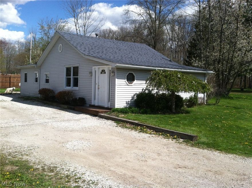 This Lake Milton home offers a personal dock located in a secluded cove nearby.
The home features a newer roof,windows,and flooring.The kitchen features new counter tops and a large eating area that opens to family room.
The master bedroom has a extra large walk in closet.The summer will be an enjoyable one with the covered side porch,back patio,privacy fenced back yard,
and central a/c.