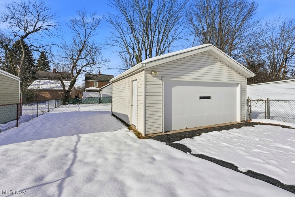 B J Luceys - Residential