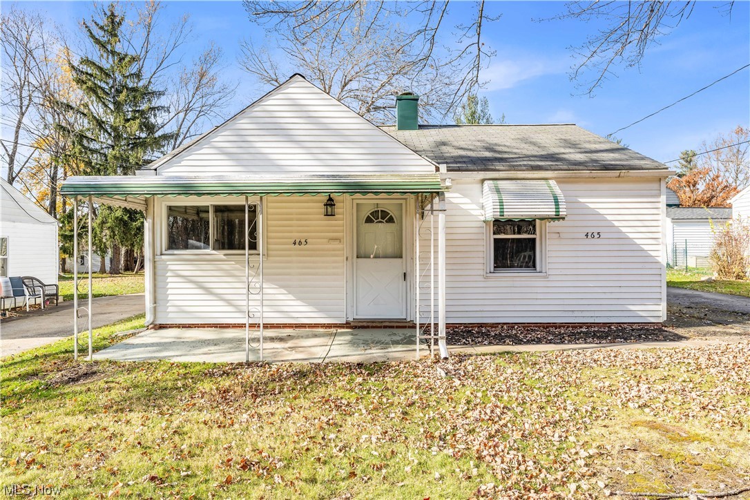 465 W Grace St. Bedford - Spacious 3 bed 1 bath single family home! //
$1,150 rent / $1,150 deposit //
$49 application fee per adult //
1-2 pets OK with approved PetScreening and PetFee.(Some breed restrictions apply per HUD guidelines). //
NO SMOKING //
1 time $149 non-refundable set up fee paid at lease signing //
$30/month required resident benefit package; can include personal property/liability insurance for an additional $5/month for $35/month total. //
All applicants are required to fill out a PetScreening application, found on our website/app before being processed. Even if you have NO pets - this app must be filled out. 1-2 pets OK w/ approved PetScreening & PetFee (Some breed restrictions apply). 1 time, non-refundable pet fee of $200-500 per animal applies to all pets & must be paid prior to or when you pay your 1st month rent. (No fee for qualified assistance animals) //
Our application is processed through secure site: Findigs. They require ID & income verification. Without this, your app will not be processed. They offer 24/7 chat support on their app directly if you have any questions //
BEDROOMS: 3
BATHROOMS: 1
APPLIANCES PROVIDED: Fridge, stove, washer and dryer
UTILITIES / RESIDENT RESPONSIBILITY: Residents are responsible for all utilities including: water/sewer/trash, gas & electric and are responsible to maintain lawn care, maintenance & snow removal. Serious inquiries only.