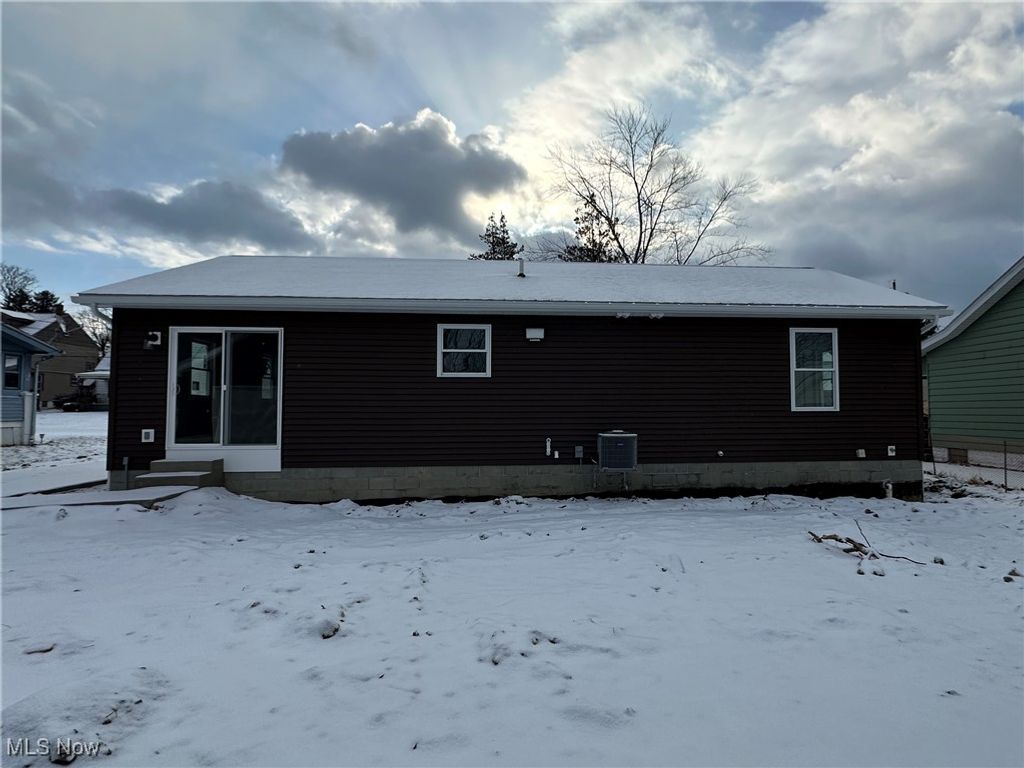 Photo of 950 Bonnie Brae Avenue, Youngstown, OH 44511 (MLS # 5167089)