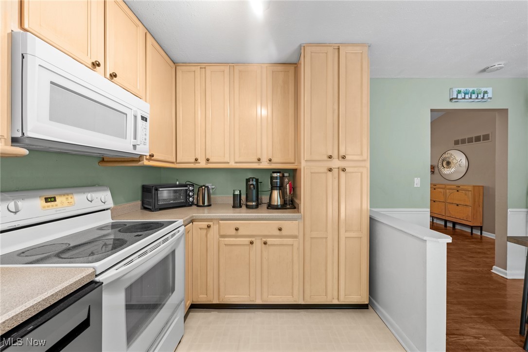 1070 Middlecoff Drive, Akron, Ohio image 17
