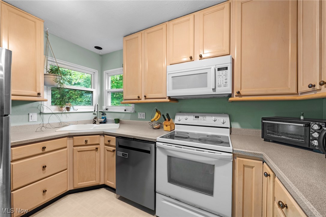 1070 Middlecoff Drive, Akron, Ohio image 15
