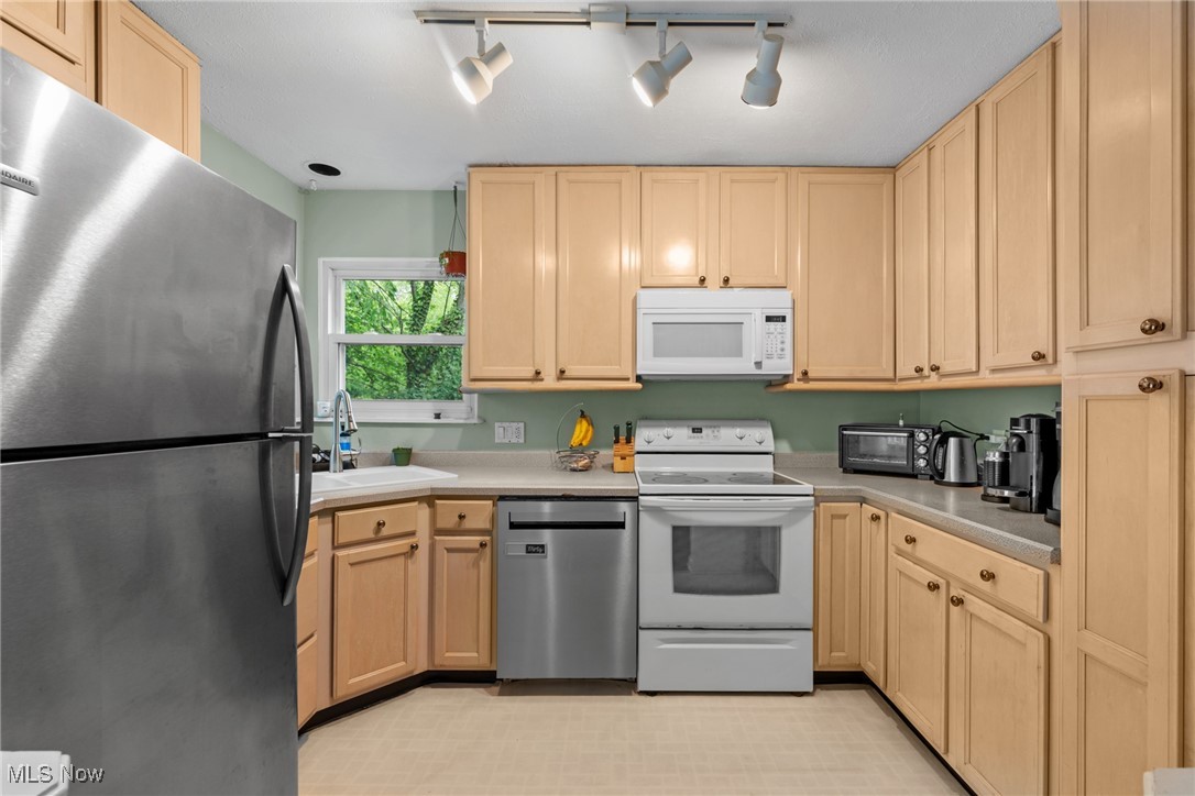 1070 Middlecoff Drive, Akron, Ohio image 14