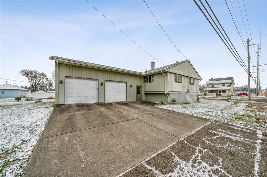 THIS SPLIT LEVEL HAS BEEN TAKEN CARE OF GREATLY!! UP TO 4 BEDROOMS, 2 FULL BATHS, NICE OPEN KITCHEN WITH WORK ISLAND, OPEN TO DINING ROOM, AND TO OUR SPACIOUS LIVING ROOM. ALL ROOMS ARE ALL NICELY DONE, LOWER LEVEL HAS FAMILY ROOM, REC ROOM AND THAT IS WHERE THE 4TH BED ROOM IS OR YOU CAN USE FOR MANY OTHER THINGS, HAS A VERY BIG 2 CAR GARAGE PLUS STORAGE. ITS A VERY NICE HOUSE JUST WAITING FOR THAT PERFECT FIT. CORNER LOT , CEMENTED DRIVE WAY, LAUNDRY ROOM AND 2ND BATH LOCATED IN  LOWER LEVEL.

 ALL AGES, SIZES AND SQUARE FEET ESTIMATED.