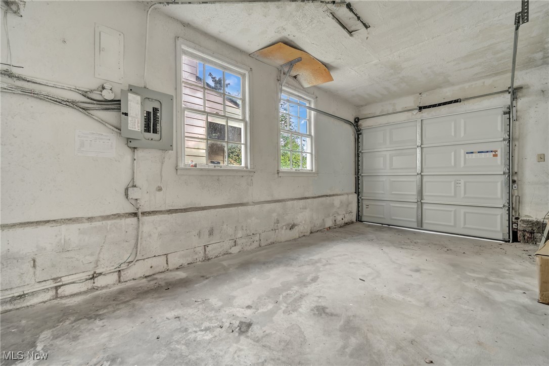 University Heights, Ohio 44118, United States, 3 Bedrooms Bedrooms, ,2 BathroomsBathrooms,Residential,Contingent,39758