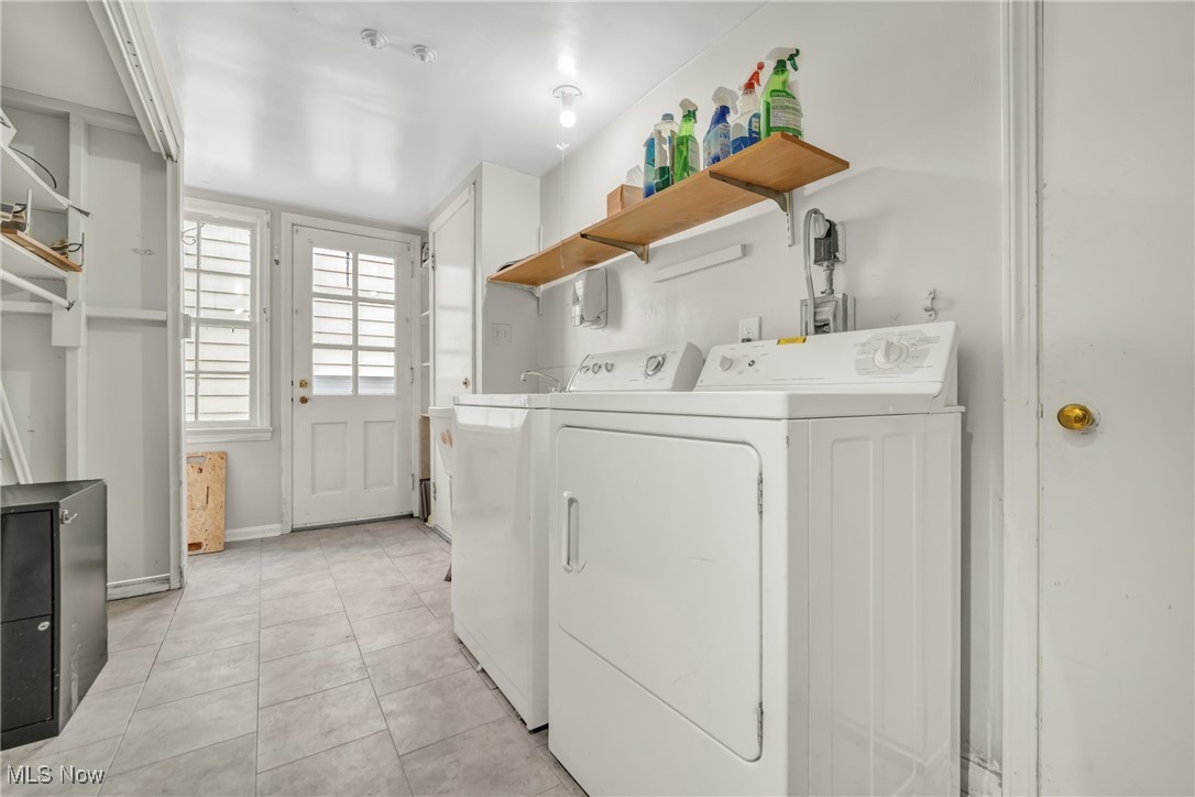 University Heights, Ohio 44118, United States, 3 Bedrooms Bedrooms, ,2 BathroomsBathrooms,Residential,Contingent,39758