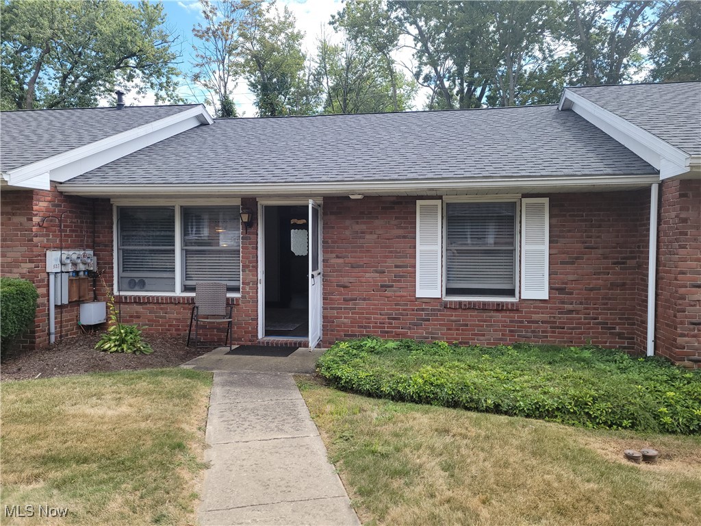 Find your perfect sanctuary in this beautiful, "like new" condo nestled in the sought-after community of Windsor Square. Every inch of this home has been thoughtfully updated to provide a fresh, clean, and comfortable living experience. The moment you walk through the door, you'll feel a sense of calm and a true "welcome home."
All new hardwood/laminate flooring and new painting throughout. There are 2 ample-sized bedrooms. Full bath has new vanity and commode. All new lighting throughout. New refrigerator, stove, and microwave. Also includes washer/dryer. Awesome pantry. Back of condo looks out into a beautiful courtyard.
