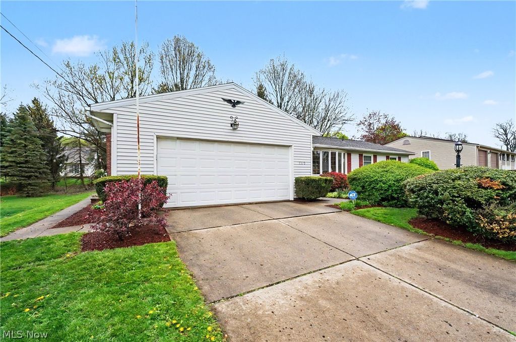 Photo of 1210 Janet Avenue NW, North Canton, OH 44720 (MLS # 5202668)