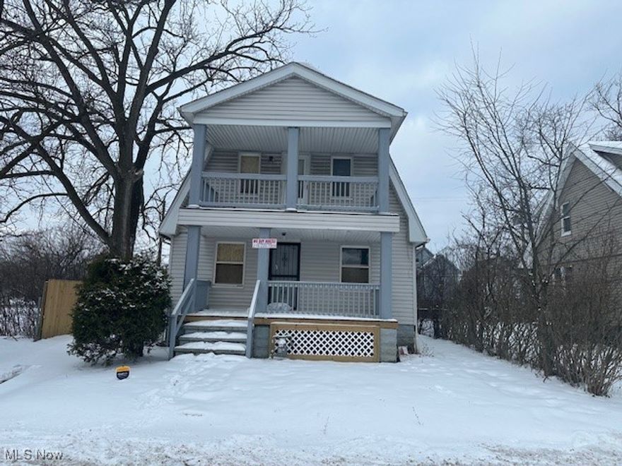 Investors, check out this large single family with 1,960 square feet, 4 bedrooms and 1.5 baths. Needs a little work to be
rent ready including hot water heater and furnace. Great location just north of Kinsman close to shopping and I-271.
Sold as is.