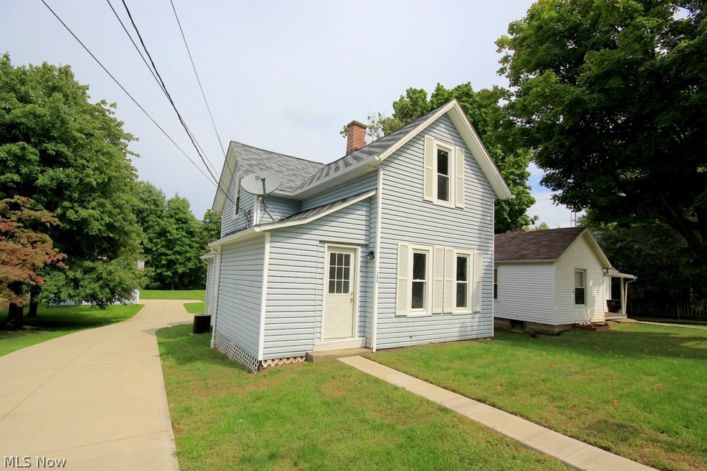 Bright and neutral 3-4 bedroom home is ready for a new owner! The updated kitchen has custom counters, fresh paint, sleek stainless sink
and is fully applianced. The first floor features a remodeled bath, laundry area, formal dining room and office which could be another bedroom.
Nice deck leads to the deep backyard and oversized garage. Call today for a private showing.