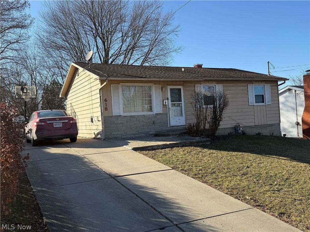 Photo of 618 N Hartford Avenue, Youngstown, OH 44509 (MLS # 5190343)