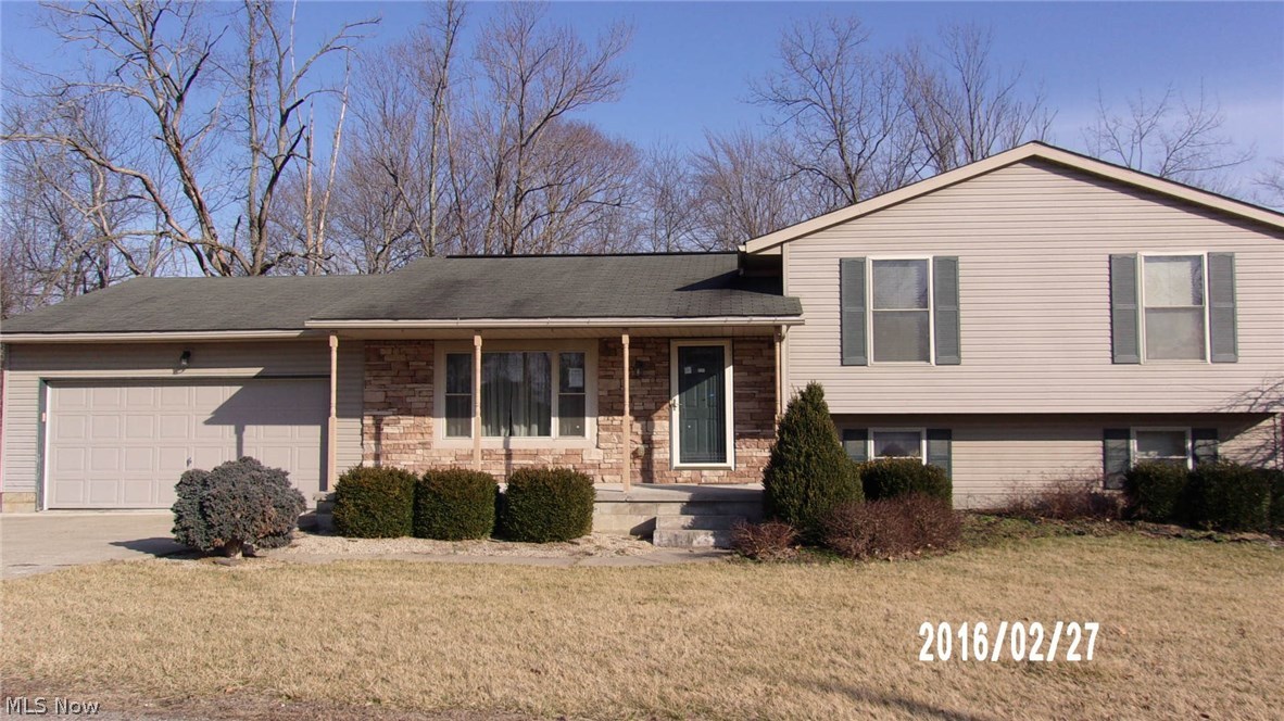 Tri-level home on north end of town near shopping and hospitals! Located on a quite cul-de-sac this home features 3 bedrooms/2 full baths, living room, kitchen with oak cabinets with breakfast bar and a dining room that has sliding glass doors that open onto a deck, plus a 2-car attached garage, including a covered front porch to enjoy your neighborhood!