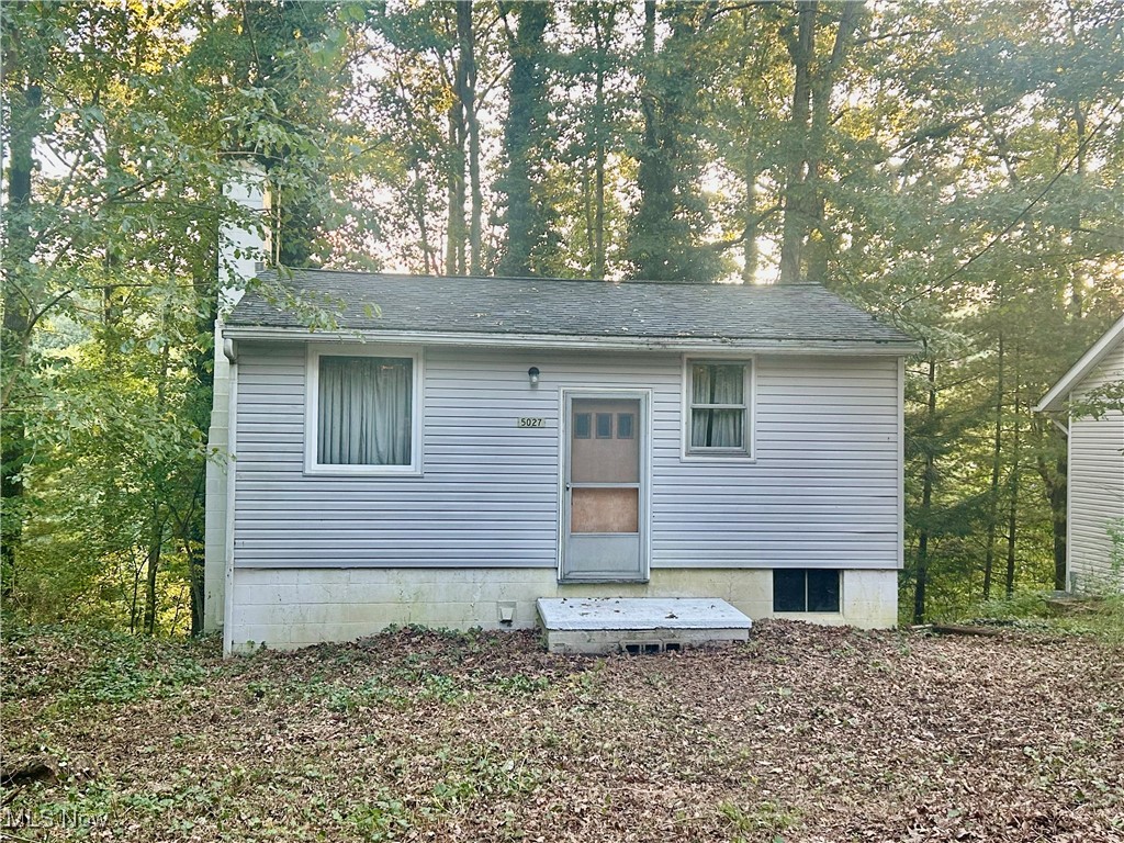 Leesville Lake,,,,this 2 bedroom cottage is ready for a new owner. So much potential is waiting for you to make this home your own,
Located on a dead end street, you will love the privacy and tranquility this home has to offer, Just minutes from the lake and the woods you could spend your days fihing, hunting or just relaxing in front of the fireplace. Property is being " sold as is",