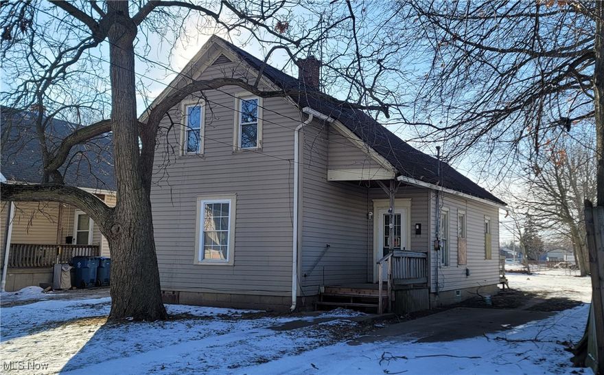 Calling all investors, Do it yourself rehabbers and/or anyone who would like to bring this home back to it's former glory. Many possibilities. 

Spacious 3 bedroom and one bath single family home. Home has been partially started. Blank canvas awaiting your finishing touches. 

Home is close to schools, downtown Lorain, Lakeview Park, Black River Landing, shopping and major highways.