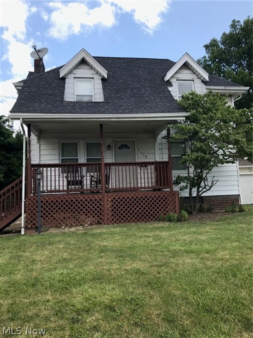 Gorgeous Three Bedroom one and a half bathroom located in Cuyahoga Falls. This property has charm throughout. Generously sized living area and dining room. Comes with a fenced in backyard! Don't miss out! Call us today!