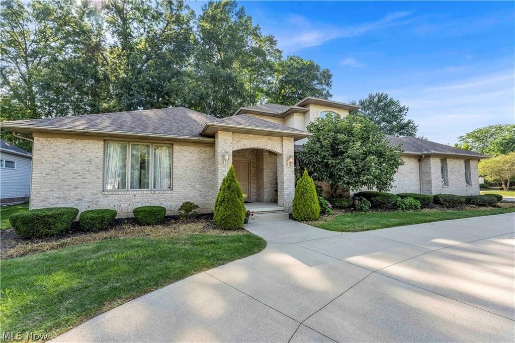 Photo of 416 Castle Pines Drive, Akron, OH 44333 (MLS # 5194592)