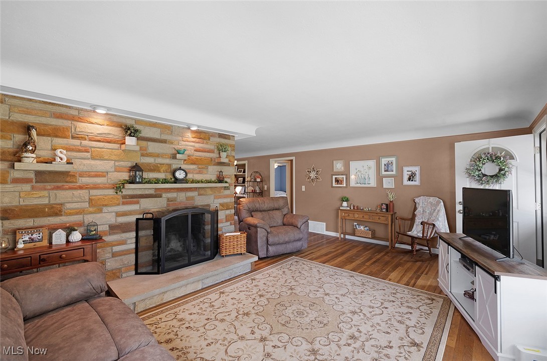 17027 W 130th Street, North Royalton, Ohio image 4
