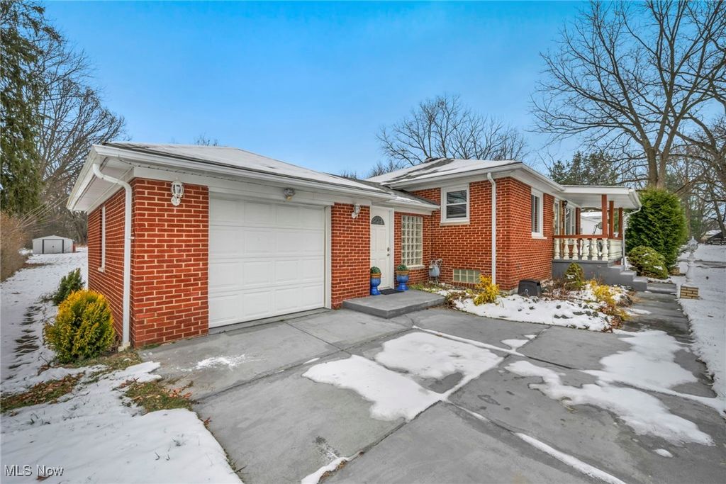 Photo of 12976 W Pleasant Valley Road, Parma, OH 44130 (MLS # 5176312)