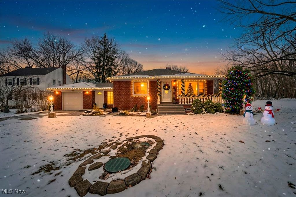 Photo of 12976 W Pleasant Valley Road, Parma, OH 44130 (MLS # 5176312)