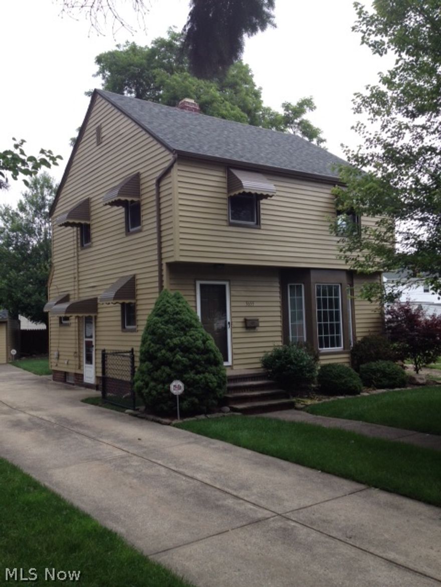 Rare Find! Great West Park Location On Cul-De-Sac! EZ to show!!  Eat-In Kitchen, 2 Bay Windows, Enjoy Family Dinners In The Formal Dining Room!
Finished Basement Provides Loads Of Extra Living Space and Storage. Nice Size Lot With 2 Car Garage. Do Not Miss Out!