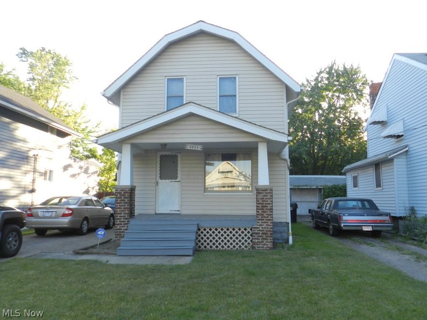 Motivated seller! Move in ready with your personal touches! This great family home features vinyl windows, very dry painted unfinished basement that has been waterproofed and has lifetime transferable warranty! Some new gutters in 2014, glass block windows, hardwood floors in bedrooms, large 24x24 garage with plenty of built in cabinets and large closets. Easy access to the freeway and so much more. Dont pass this one up! Schedule your showing now.