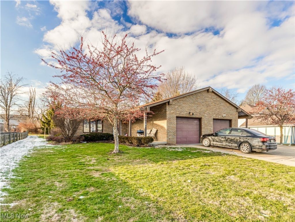 Photo of 6807 Sun Valley Avenue NE, Canton, OH 44721 (MLS # 5177285)