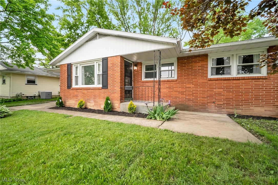 3039 Starlite Drive, Warren, Ohio image 2