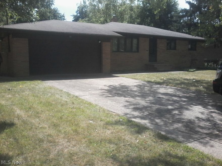 Brick ranch offers 3 nice size bedrooms with hardwood floors. 1.5 baths, eat-in kitchen with appliances, hardwood floors in living room and dining room. Casement windows, freshly painted, all natural woodwork thru-out. 2 car attached garage with Clopay garage door. Enjoy 100x200 yard, not a thru street, full basement.