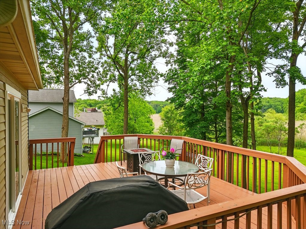 2932 Duquesne Drive, Stow, Ohio image 4