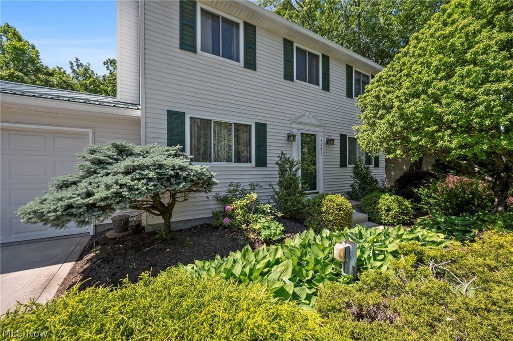 Photo of 9481 Yorkview Drive, North Royalton, OH 44133 (MLS # 5216106)
