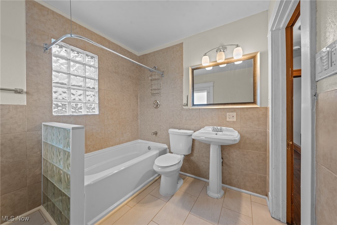 Cleveland, Ohio 44102, United States, 5 Bedrooms Bedrooms, ,2 BathroomsBathrooms,Residential,Pending,82885